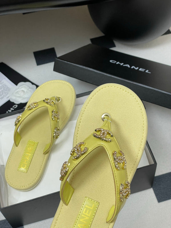 CC 25P Double C 5 Motifs Thongs Sandal Yellow Sheepskin 247693