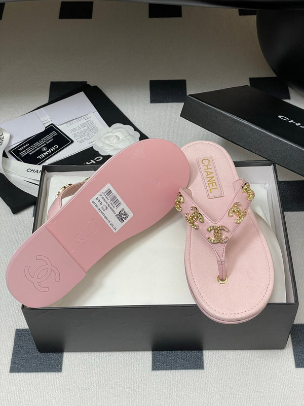 CC 25P Double C 5 Motifs Thongs Sandal Pink Sheepskin 247695