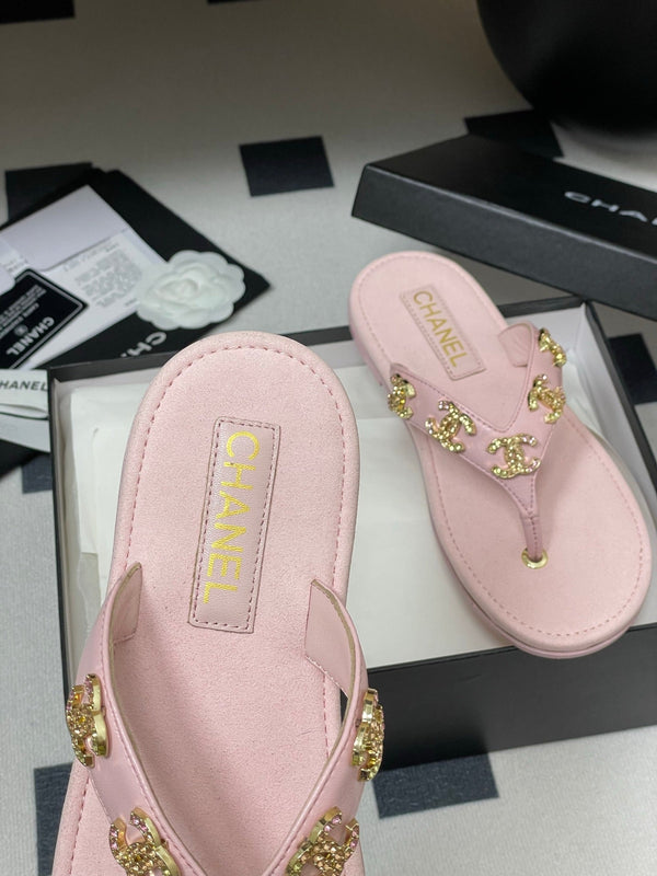 CC 25P Double C 5 Motifs Thongs Sandal Pink Sheepskin 247695