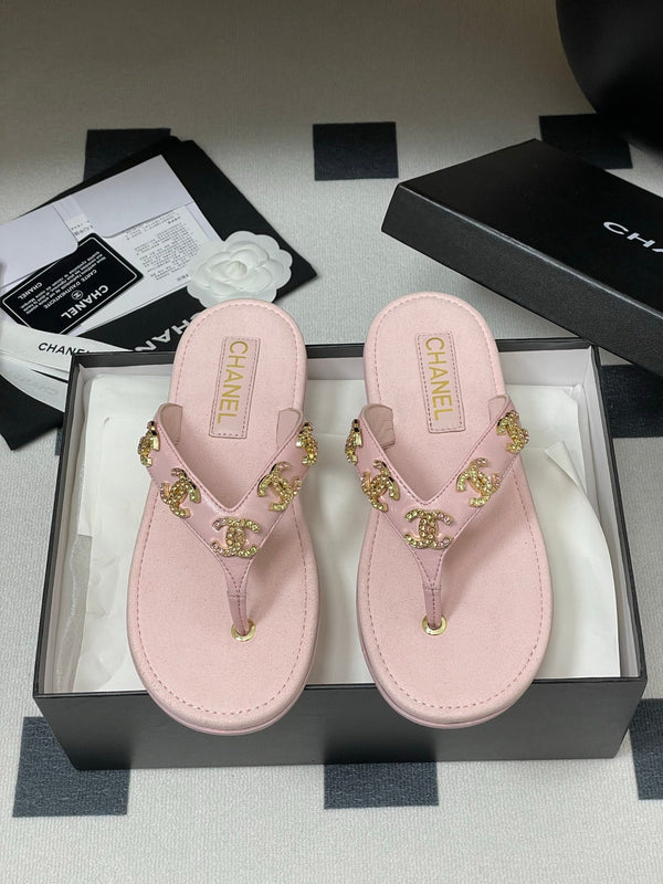 CC 25P Double C 5 Motifs Thongs Sandal Pink Sheepskin 247695