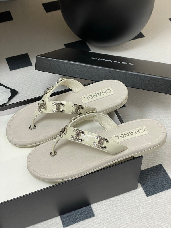 CC 25P Sandalo infradito Double C 5 Motivi in ​​pelle di pecora grigia 247698