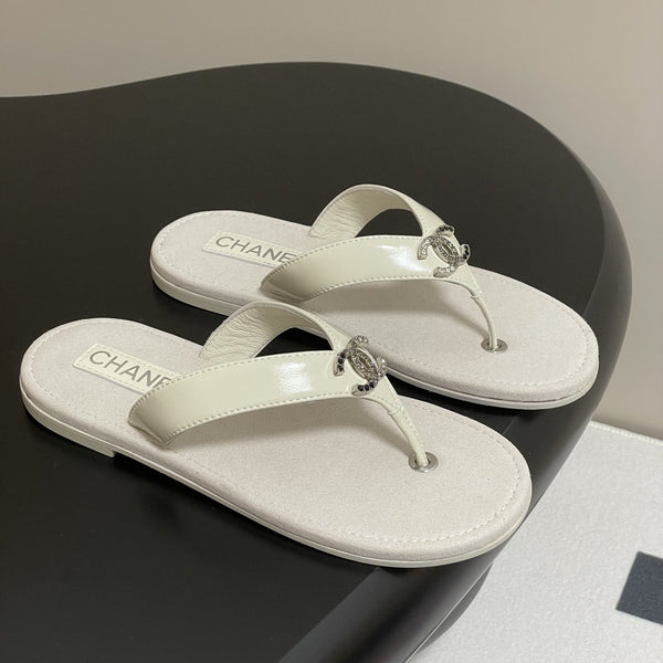 CC 25P Double C 1 Motif Thongs Sandal Grey Sheepskin 247704