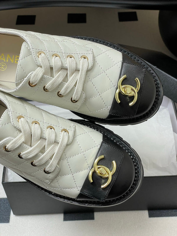 Mocassino con fibbia Double C da 25K, suola spessa, 25 mm, in pelle di agnello bianca e nera 247710