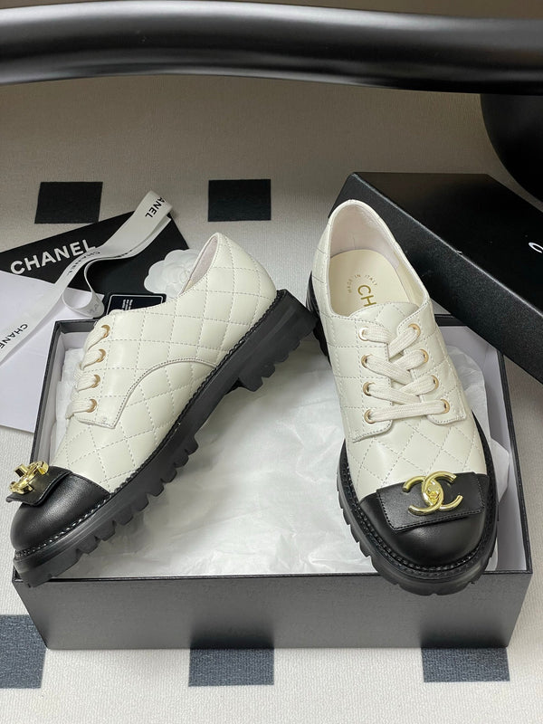 Mocassino con fibbia Double C da 25K, suola spessa, 25 mm, in pelle di agnello bianca e nera 247710