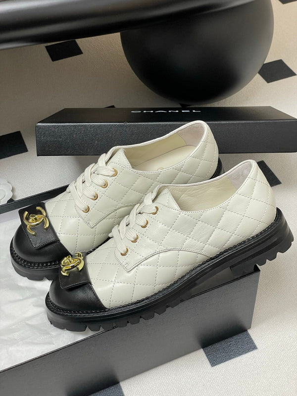 Mocassino con fibbia Double C da 25K, suola spessa, 25 mm, in pelle di agnello bianca e nera 247710