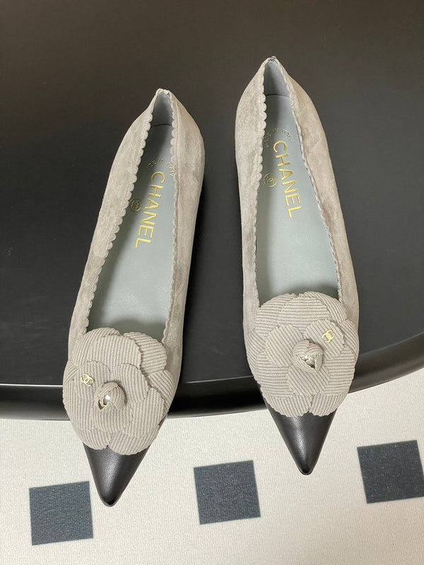 CC 25C Classic Camellia Scarpe con tacco alto a punta piatte 15 mm in pelle scamosciata grigia 247607