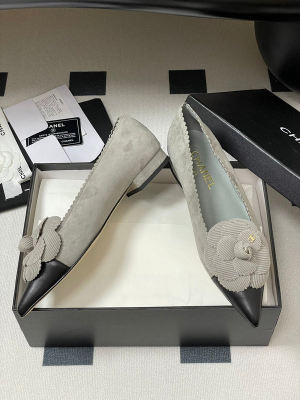 CC 25C Classic Camellia Scarpe con tacco alto a punta piatte 15 mm in pelle scamosciata grigia 247607