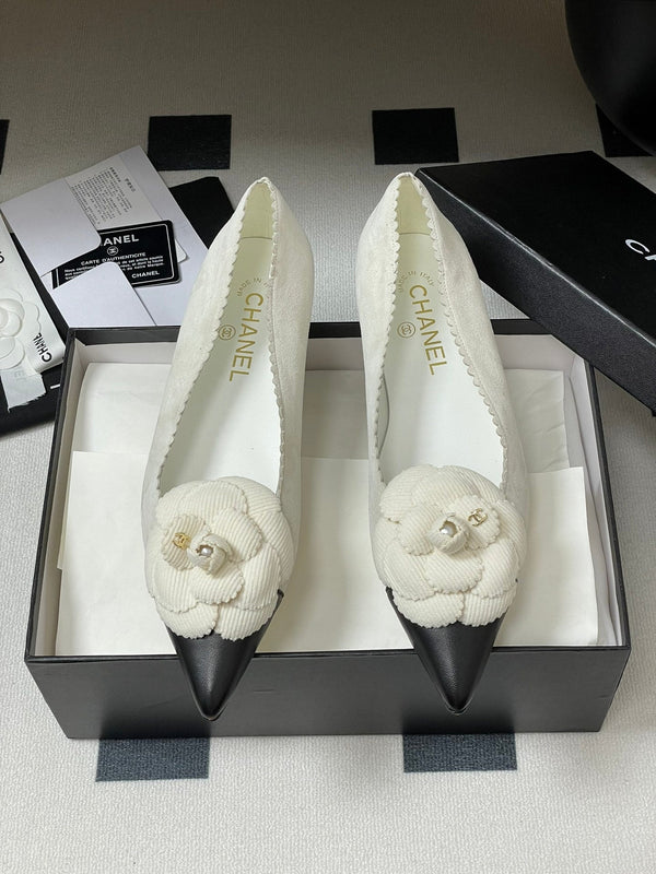 CC 25C Classic Camellia Pointed High Heels Flat 15mm White Suede 247609