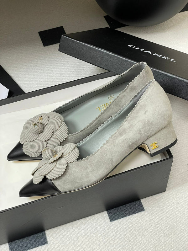 CC 25C Classic Camellia Scarpe con tacco alto a punta 35 mm in pelle scamosciata grigia 247611