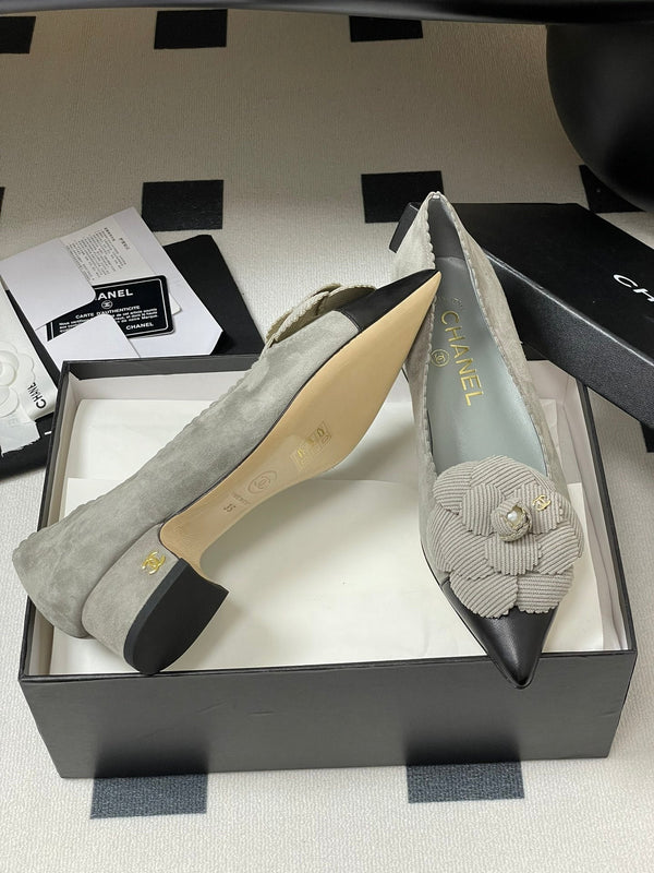 CC 25C Classic Camellia Scarpe con tacco alto a punta 35 mm in pelle scamosciata grigia 247611