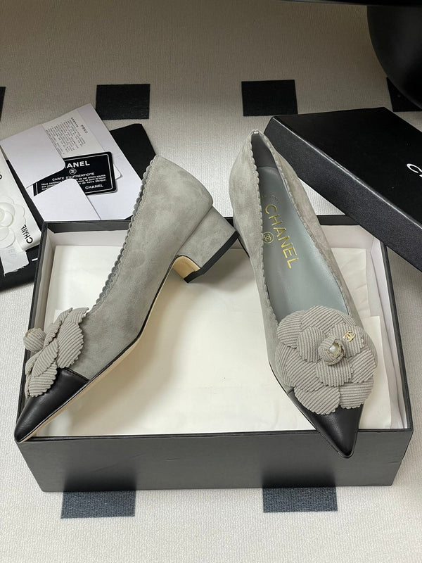 CC 25C Classic Camellia Scarpe con tacco alto a punta 35 mm in pelle scamosciata grigia 247611