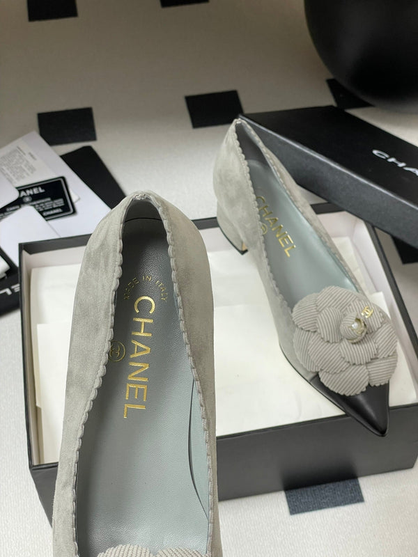 CC 25C Classic Camellia Scarpe con tacco alto a punta 35 mm in pelle scamosciata grigia 247611