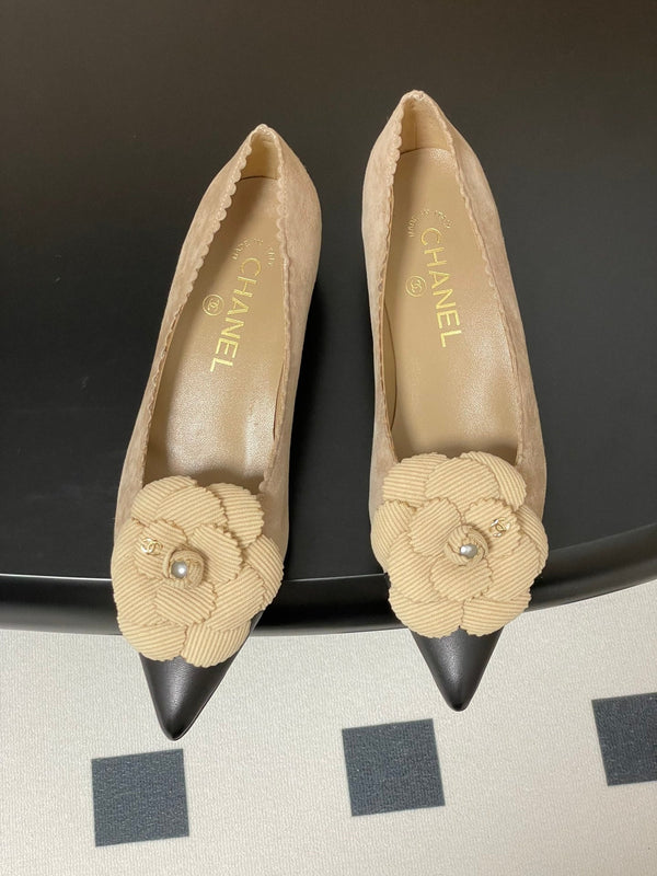 CC 25C Classic Camellia Scarpe con tacco alto a punta 35 mm in pelle scamosciata beige 247612