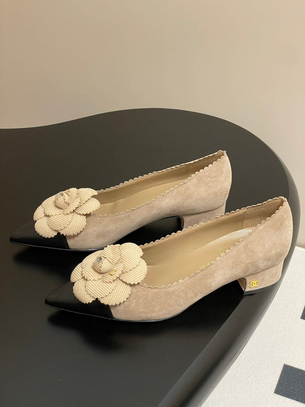 CC 25C Classic Camellia Scarpe con tacco alto a punta 35 mm in pelle scamosciata beige 247612