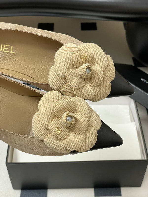 CC 25C Classic Camellia Scarpe con tacco alto a punta 35 mm in pelle scamosciata beige 247612