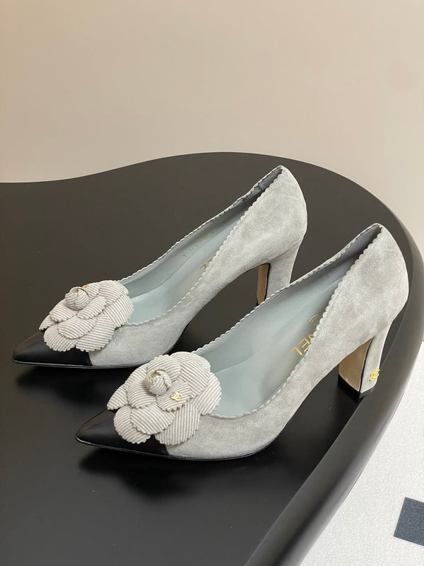 CC 25C Classic Camellia Scarpe con tacco alto a punta 85mm in pelle scamosciata grigia 247615