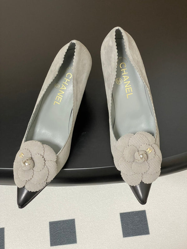 CC 25C Classic Camellia Scarpe con tacco alto a punta 85mm in pelle scamosciata grigia 247615