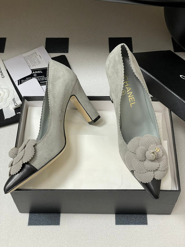 CC 25C Classic Camellia Scarpe con tacco alto a punta 85mm in pelle scamosciata grigia 247615