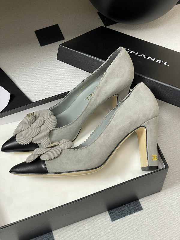 CC 25C Classic Camellia Scarpe con tacco alto a punta 85mm in pelle scamosciata grigia 247615