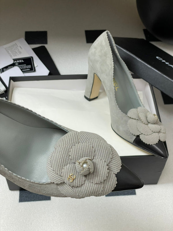 CC 25C Classic Camellia Scarpe con tacco alto a punta 85mm in pelle scamosciata grigia 247615