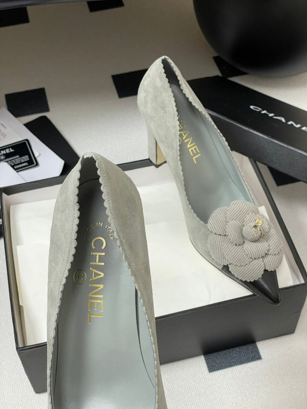 CC 25C Classic Camellia Scarpe con tacco alto a punta 85mm in pelle scamosciata grigia 247615