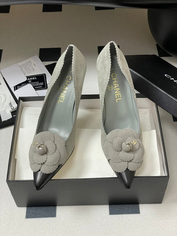 CC 25C Classic Camellia Scarpe con tacco alto a punta 85mm in pelle scamosciata grigia 247615