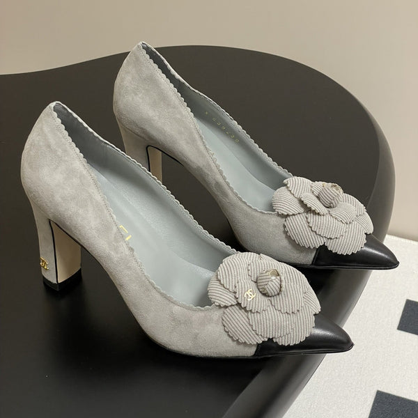 CC 25C Classic Camellia Scarpe con tacco alto a punta 85mm in pelle scamosciata grigia 247615