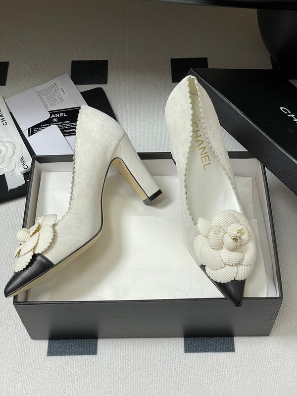 CC 25C Classic Camellia Scarpe con tacco alto a punta 85mm in pelle scamosciata bianca 247616