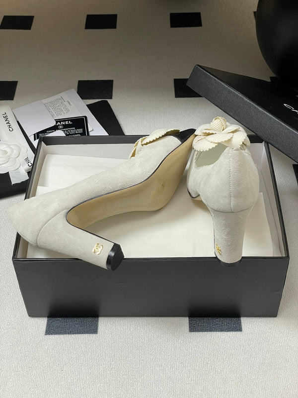 CC 25C Classic Camellia Scarpe con tacco alto a punta 85mm in pelle scamosciata bianca 247616