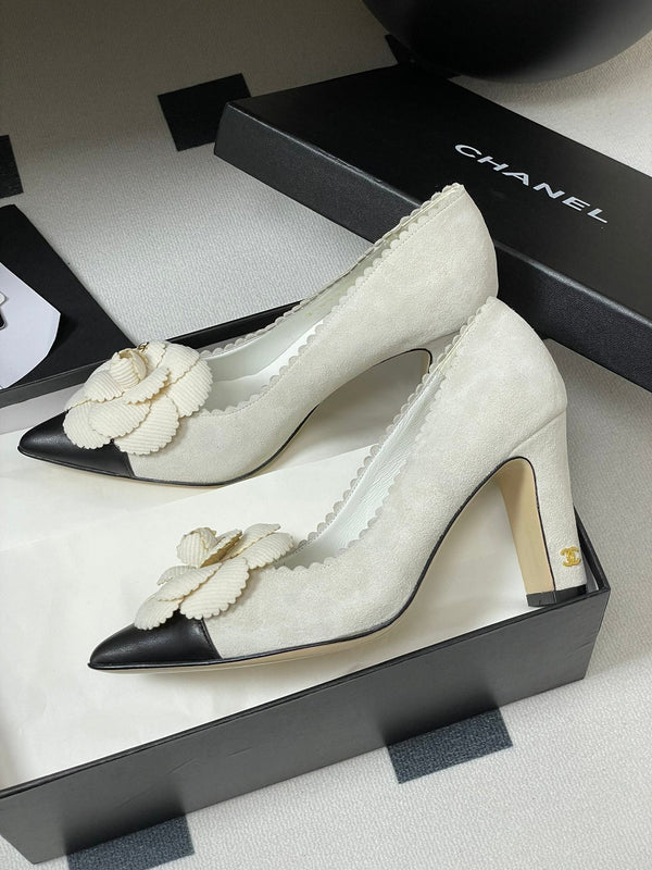 CC 25C Classic Camellia Scarpe con tacco alto a punta 85mm in pelle scamosciata bianca 247616
