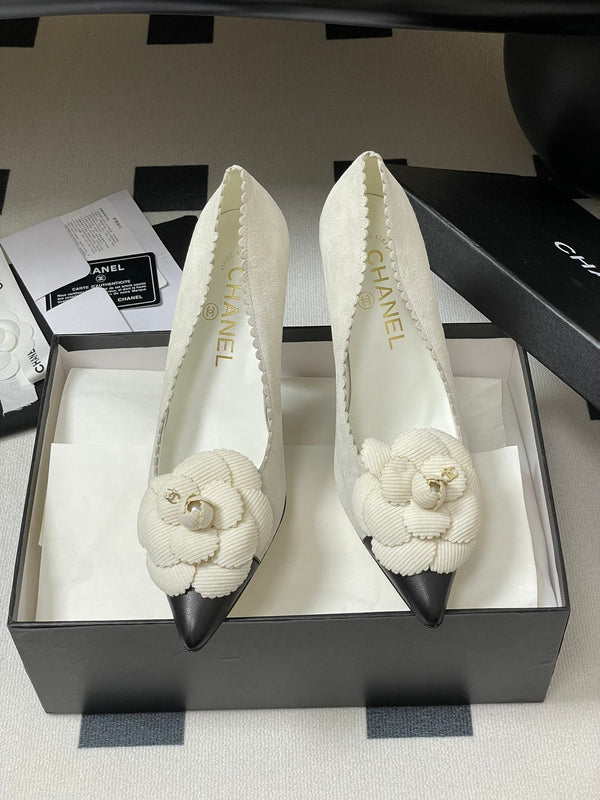 CC 25C Classic Camellia Scarpe con tacco alto a punta 85mm in pelle scamosciata bianca 247616