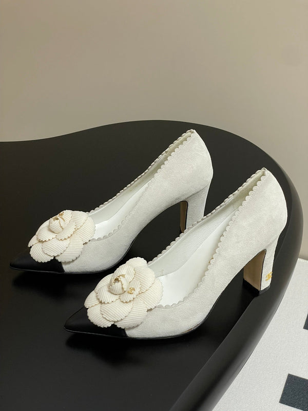 CC 25C Classic Camellia Scarpe con tacco alto a punta 85mm in pelle scamosciata bianca 247616
