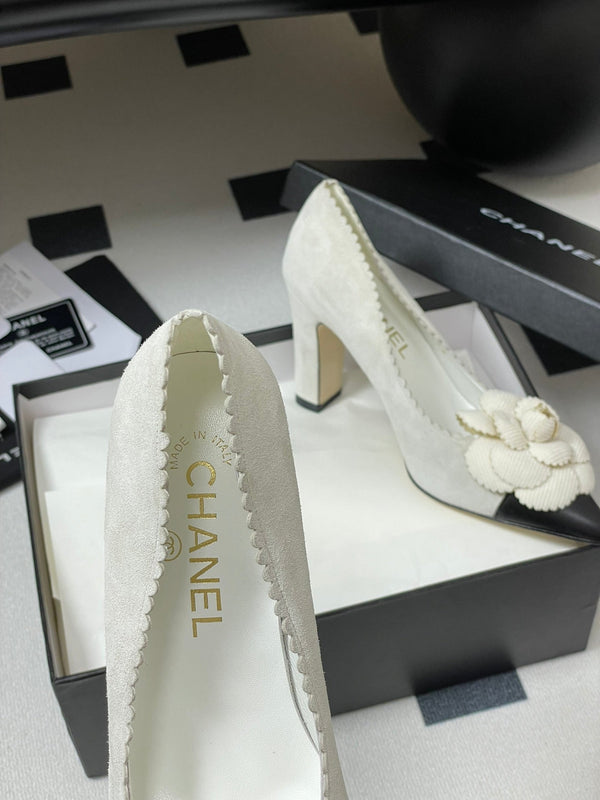 CC 25C Classic Camellia Scarpe con tacco alto a punta 85mm in pelle scamosciata bianca 247616