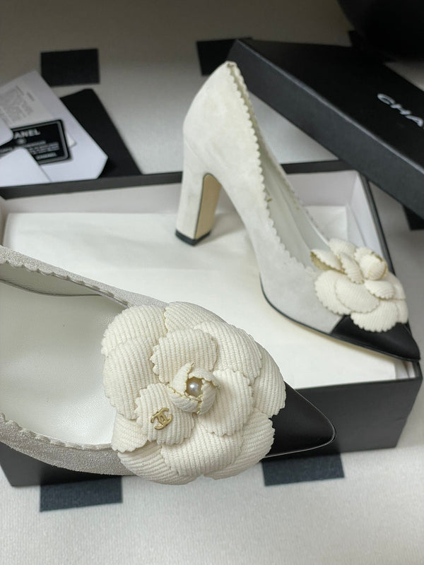 CC 25C Classic Camellia Scarpe con tacco alto a punta 85mm in pelle scamosciata bianca 247616