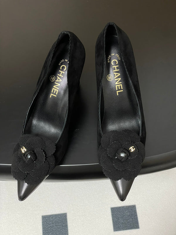 CC 25C Classic Camellia Scarpe con tacco alto a punta 85mm in pelle scamosciata nera 247617
