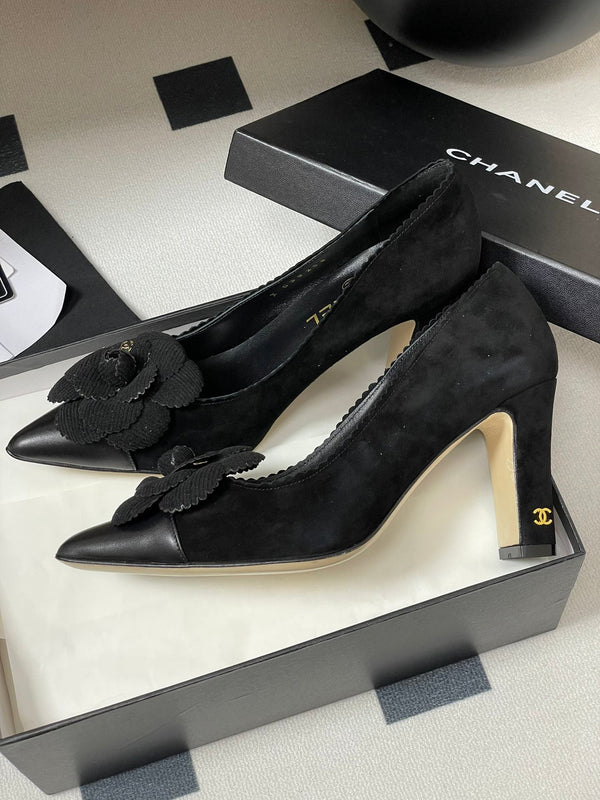 CC 25C Classic Camellia Scarpe con tacco alto a punta 85mm in pelle scamosciata nera 247617