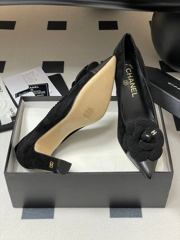 CC 25C Classic Camellia Scarpe con tacco alto a punta 85mm in pelle scamosciata nera 247617