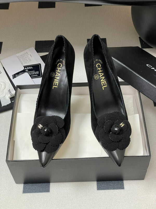 CC 25C Classic Camellia Scarpe con tacco alto a punta 85mm in pelle scamosciata nera 247617