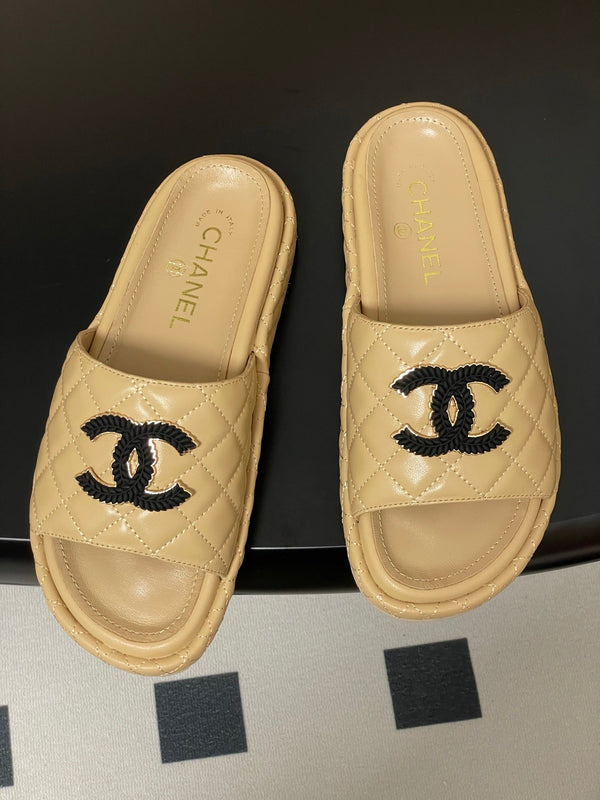 CC 25SS Sandali con fibbia Double C e suola spessa in pelle di agnello beige 319709