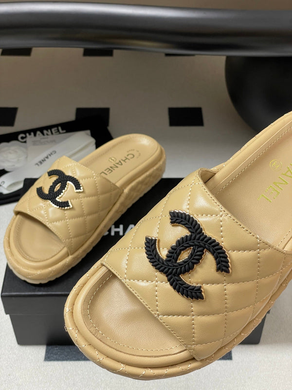 CC 25SS Sandali con fibbia Double C e suola spessa in pelle di agnello beige 319709