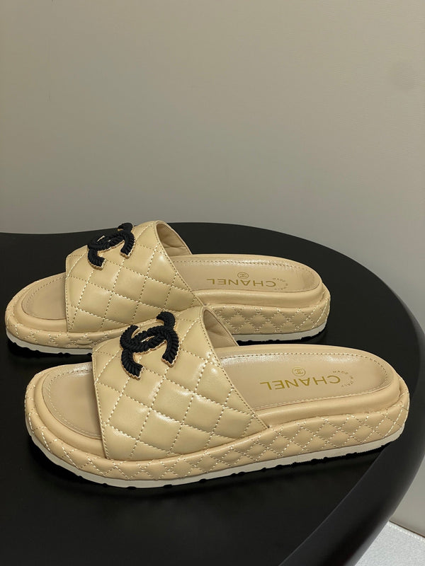 CC 25SS Sandali con fibbia Double C e suola spessa in pelle di agnello beige 319709