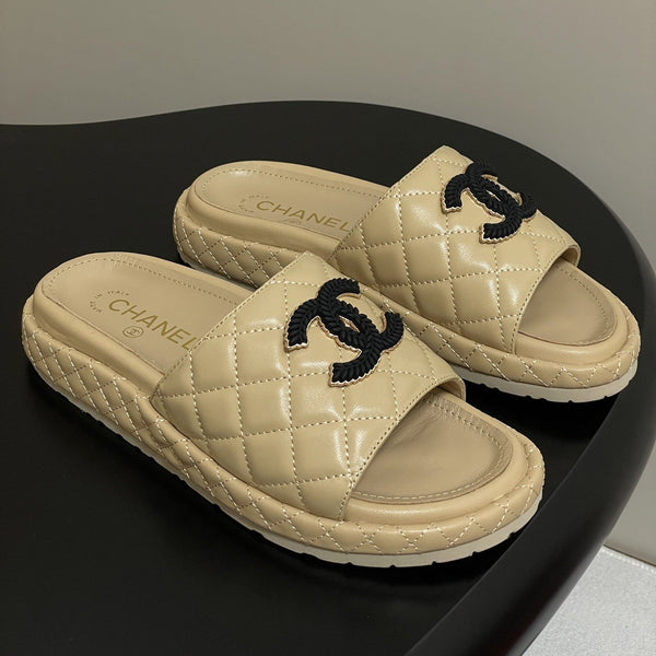 CC 25SS Sandali con fibbia Double C e suola spessa in pelle di agnello beige 319709