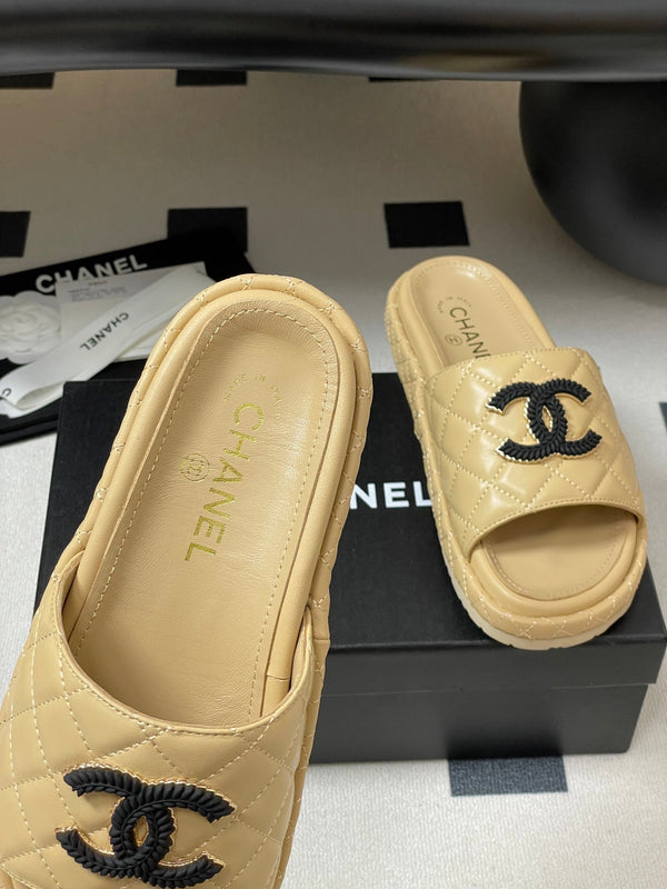 CC 25SS Sandali con fibbia Double C e suola spessa in pelle di agnello beige 319709