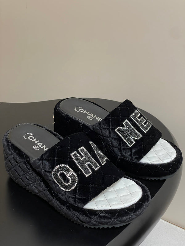 Ciabatte con plateau CC 25 in velluto nero e pelle di pecora 334240
