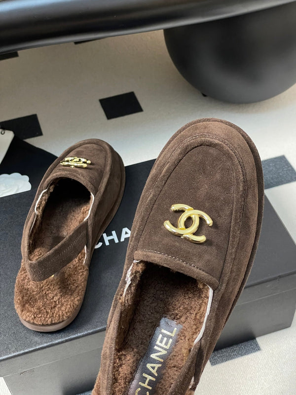 Mocassino con cinturino CC 25A in pelle scamosciata Sherpa color cioccolato