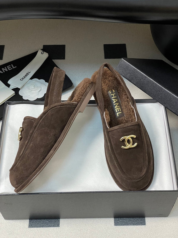 Mocassino con cinturino CC 25A in pelle scamosciata Sherpa color cioccolato