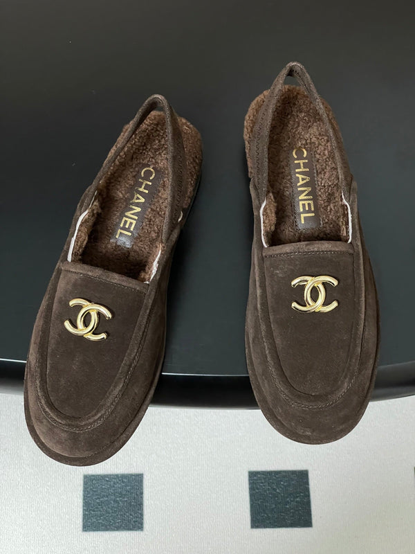 Mocassino con cinturino CC 25A in pelle scamosciata Sherpa color cioccolato