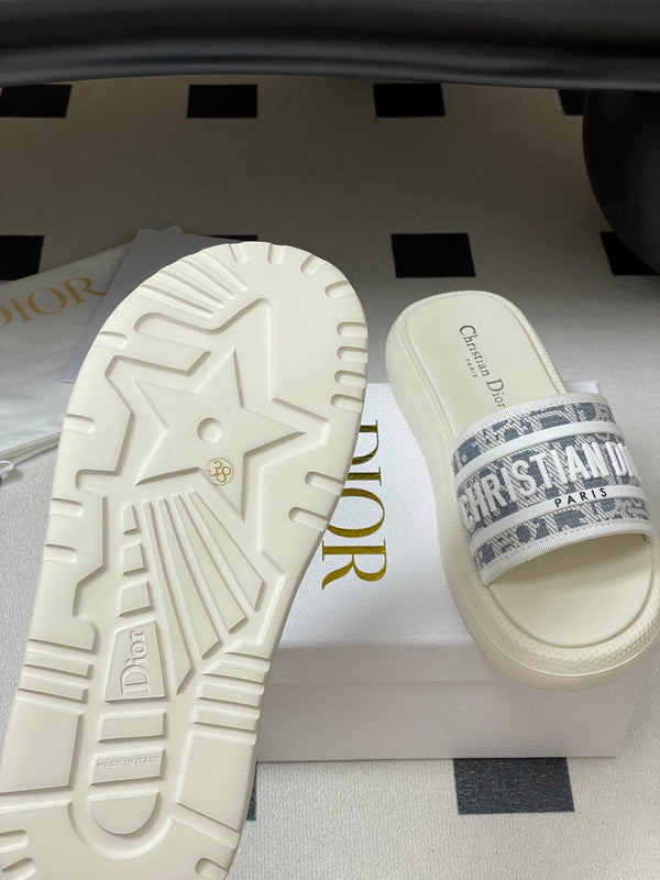 CD 25 Slippers White Gray Fabric 394062