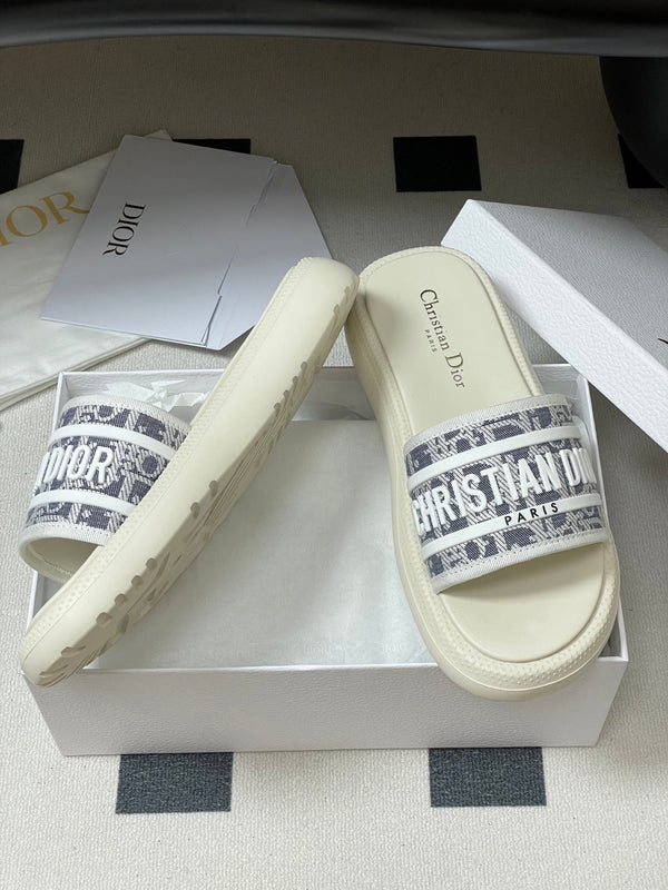 CD 25 Slippers White Gray Fabric 394062