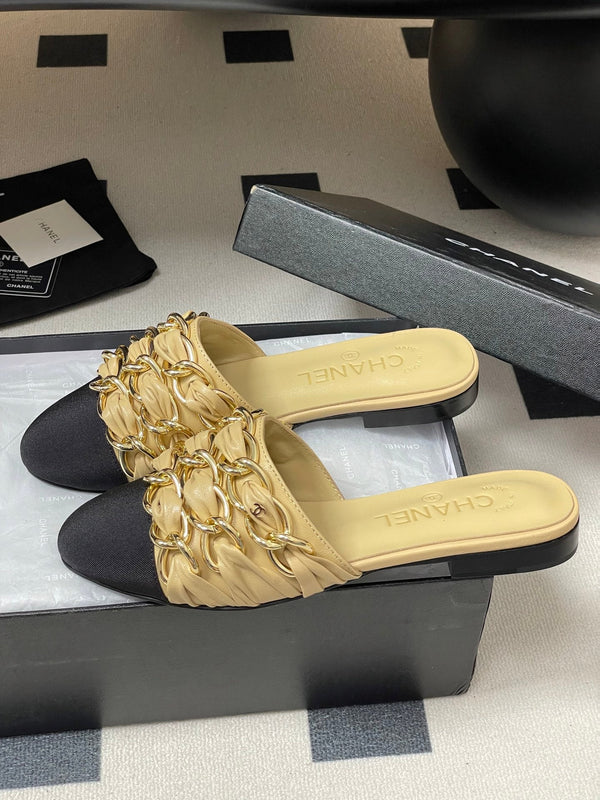 CC 25B Chain Closed Toe Flat Mule Beige Sheepskin 393888